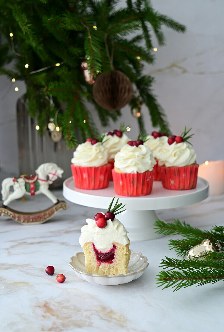 Vanilla cupcakes with cranberry and mascarpone cream