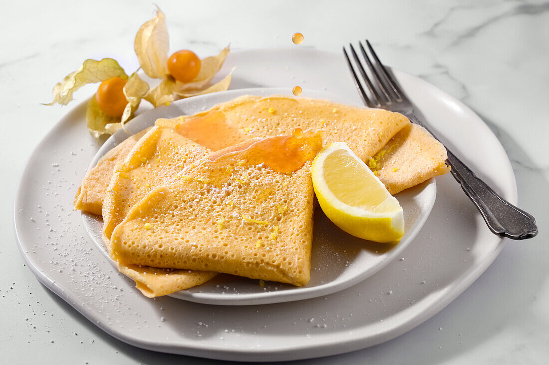 Gluten- und milchfreie Pfannkuchen mit Puderzucker, Zitrone und Blutorangensirup