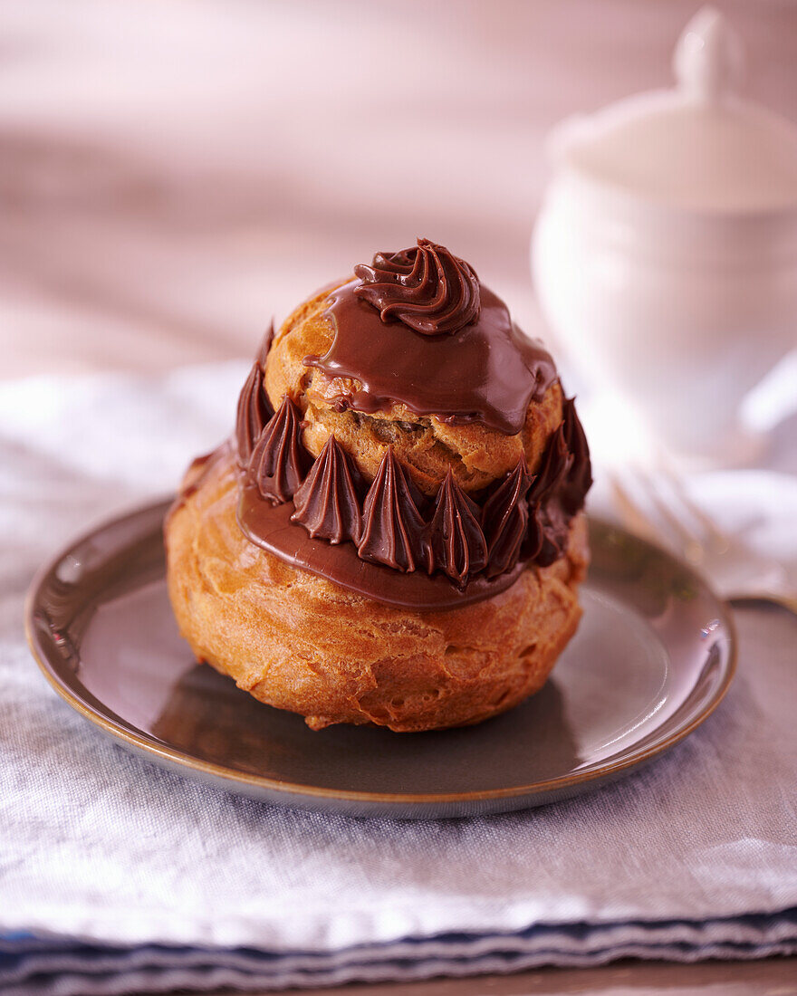 Religieuse au Chocolat (Windbeutel mit Schokoladencreme, Frankreich)