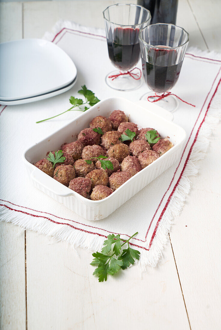 Chicken dumplings with red wine from the oven