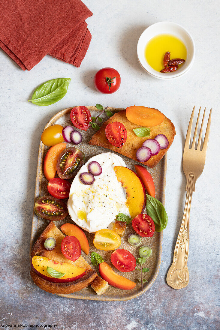 Salat mit Mozzarella, Tomaten, Pfirsichen und Aprikosen