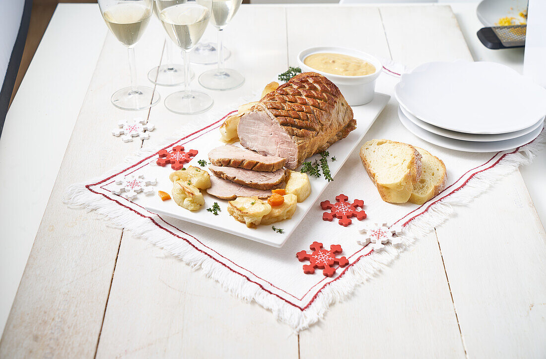 Schweinebraten mit Äpfeln und Gemüse