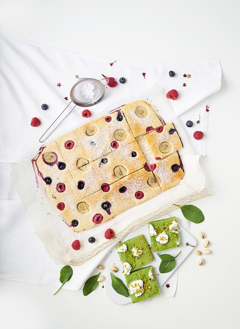 Süßer Ofenpfannkuchen mit getrockneten Bananen und Beeren, pikanter Ofenpfannkuchen mit Spinat und Frischkäse