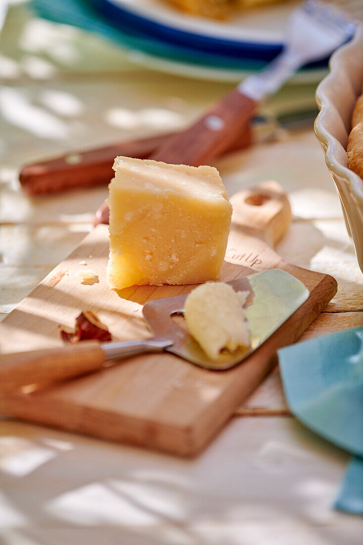 Parmesan am Stück mit Käsehobel