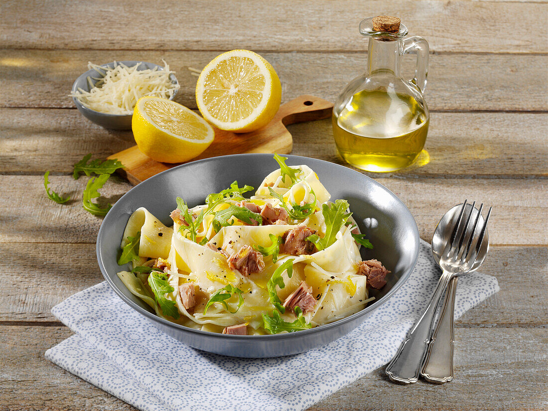 Lemon pasta with tuna and rocket