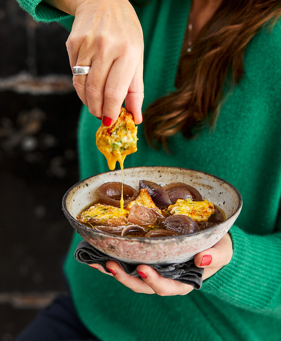 Zwiebelsuppe mit Cheddar-Bites und Knoblauch