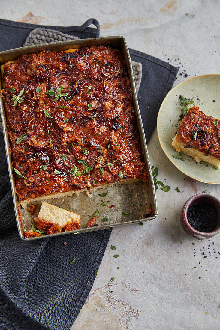 Sfincione - italienischer Tomaten-Zwiebelkuchen mit Knoblauch