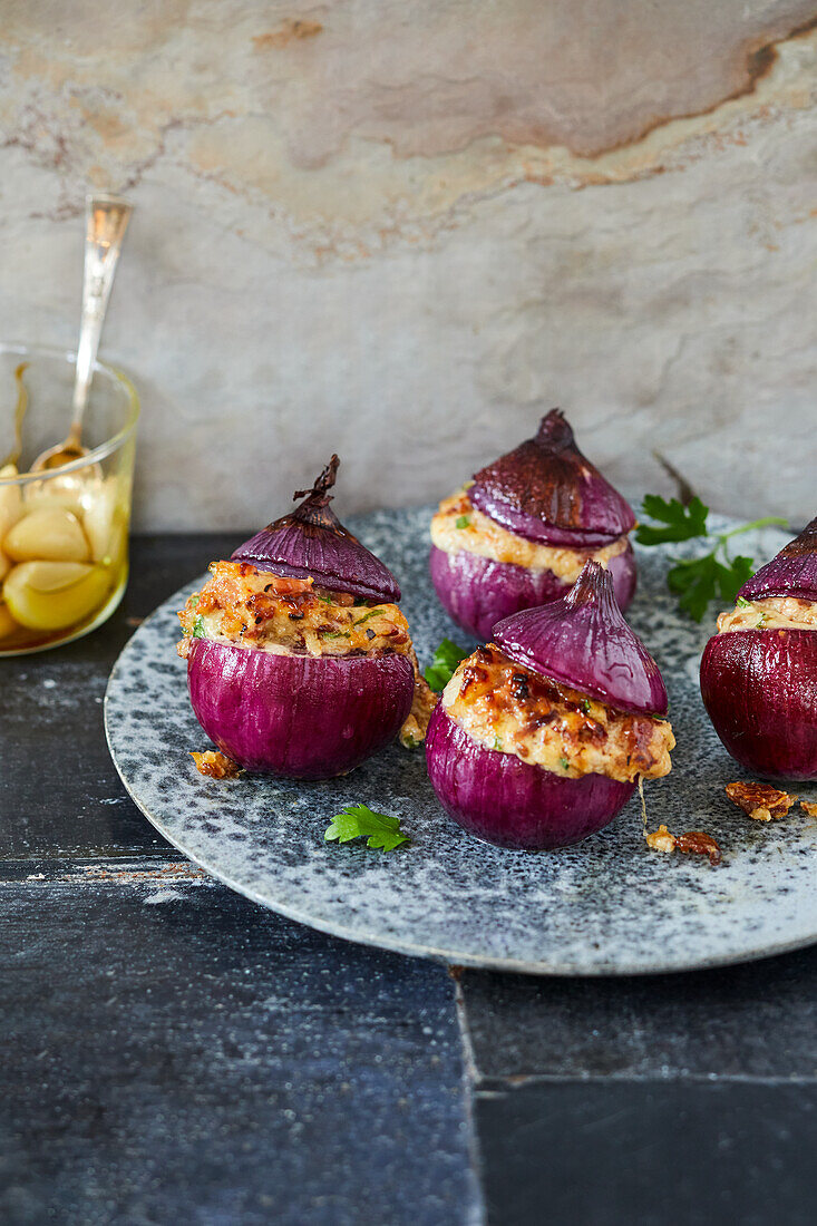 Rote Zwiebeln mit Salsiccia-Parmesan-Füllung