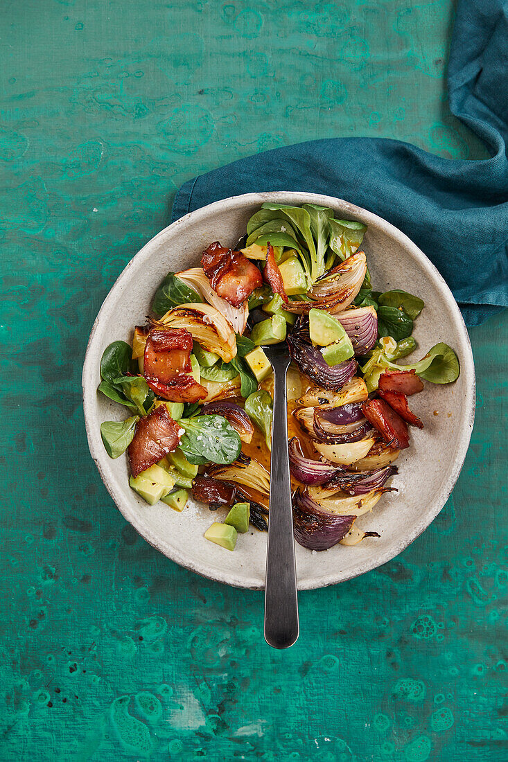 Salat aus ofengerösteten Zwiebeln mit Bacon