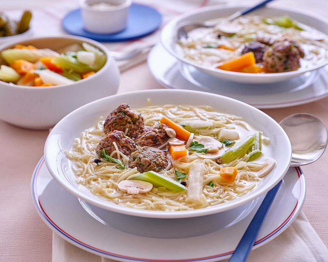 Pot au feu mit Rinderhackbällchen, Gemüse und Nudeln