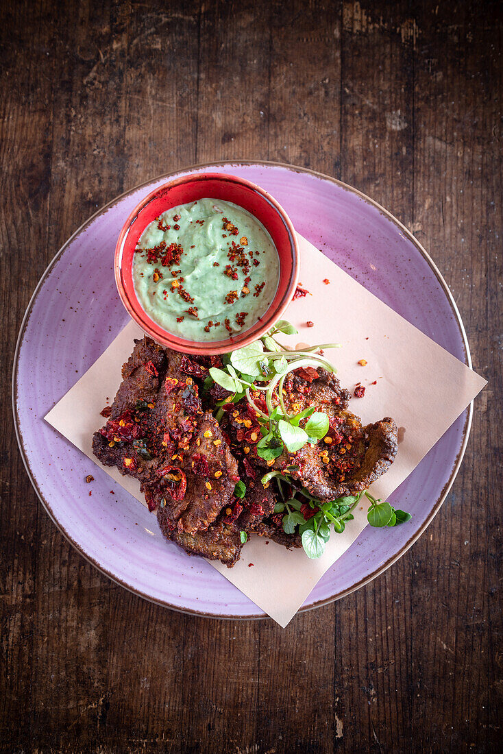 Pikant gewürztes Angus-Steak mit grüner Sauce