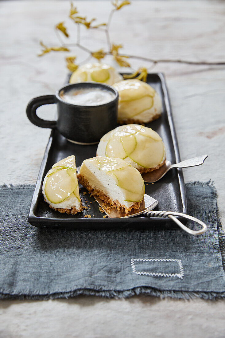 Birnenmousse-Törtchen mit knusprigem Haferkeks-Boden