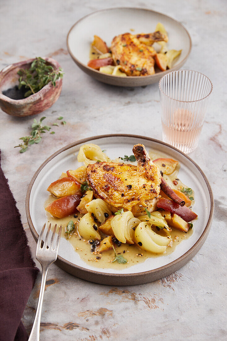 Maishähnchenbrust auf Zwiebel-Senf-Kompott