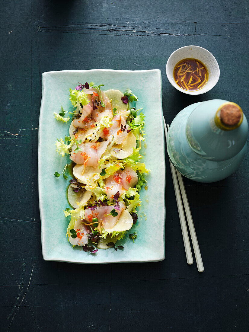 Loup de Mer-Sashimi-Salat mit Rettich dazu Dressing aus Chili, Sojasaue und Sesamöl
