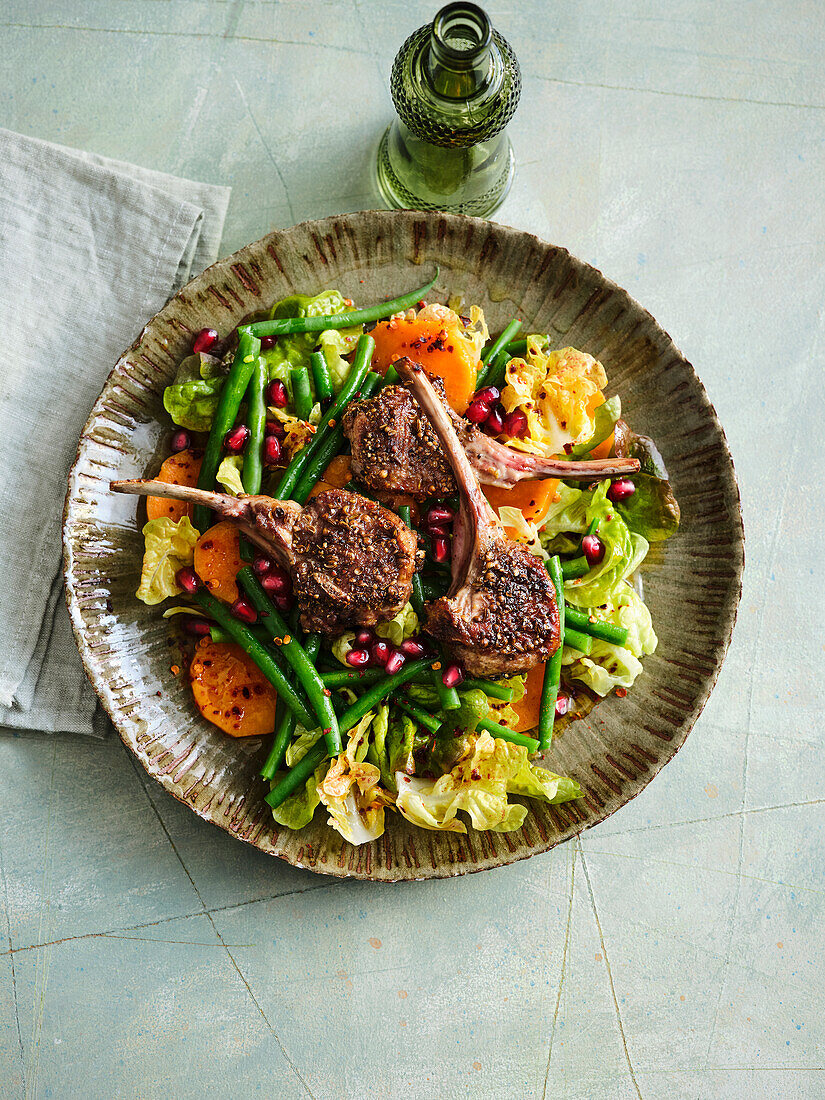 Lammkoteletts auf Süßkartoffel-Rucola-Salat mit Bohnen