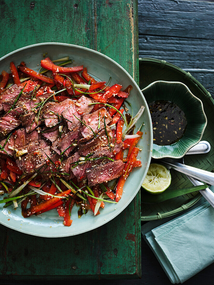 Rindfleischsalat mit Limettenblättern und Chilis im Thai-Style