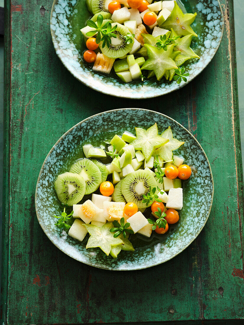 Exotischer Obstsalat mit Waldmeistersud