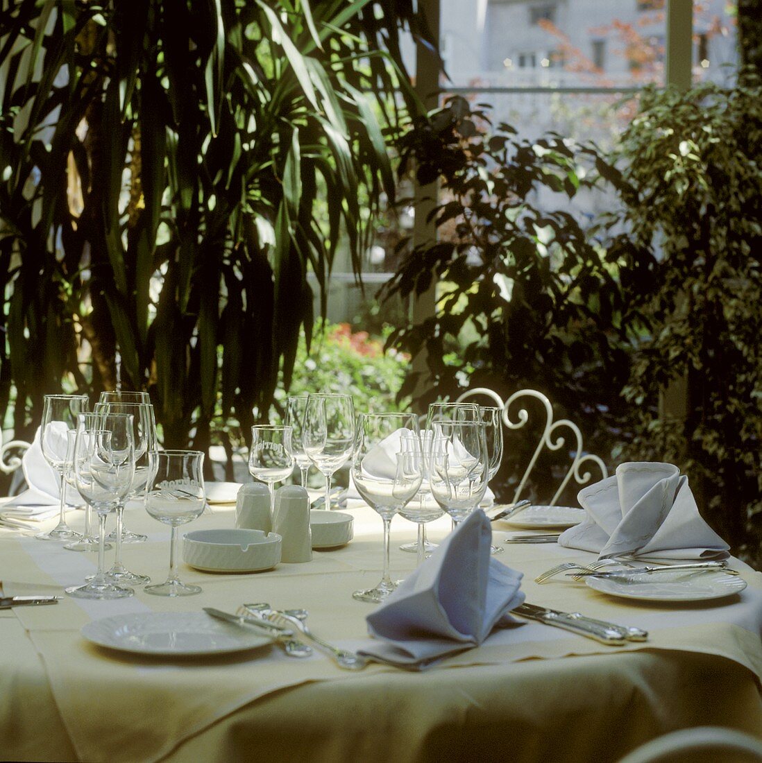 Gedeckter Tisch im Wintergarten
