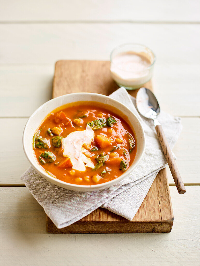 Kürbissuppe mit Kichererbsen und Spinat