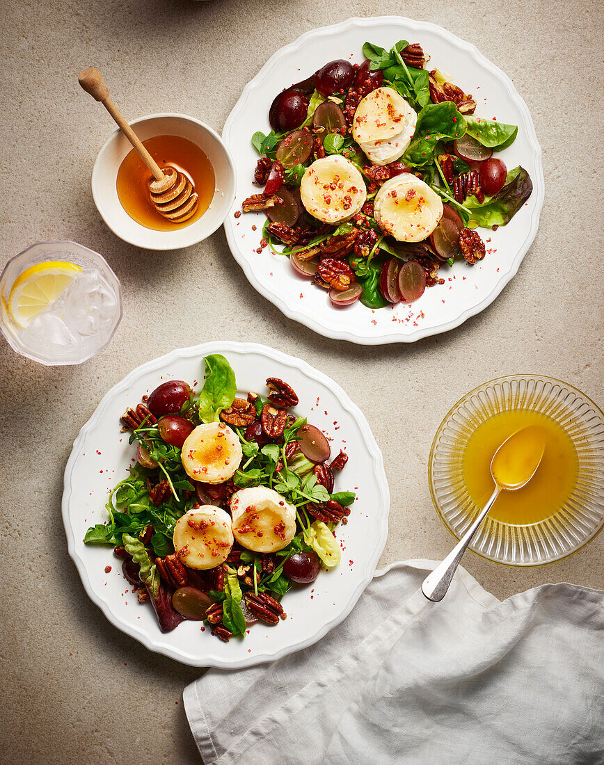 Herbstsalat mit Weintrauben, Pekannüssen und Ziegenkäse