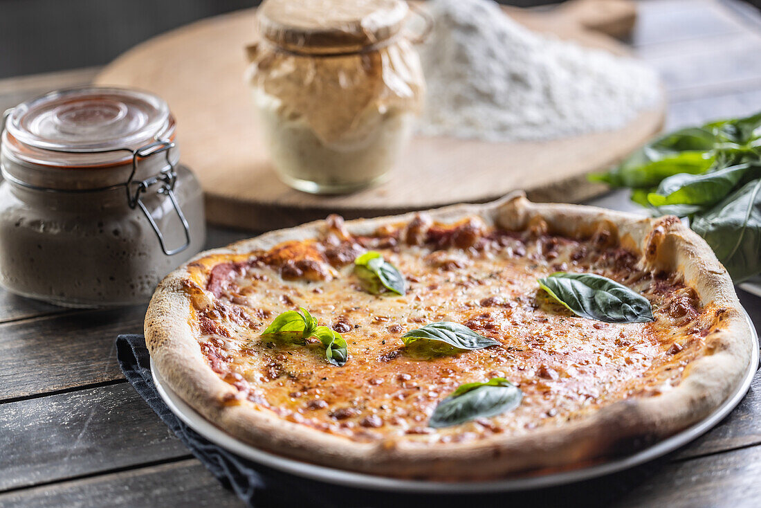 Pizza Napoli mit Tomatensauce, Mozzarella und frischem Basilikum
