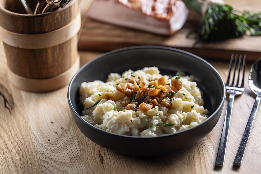 Halusky - slowakische Kartoffelgnocchi mit Brimsenkäse, Speck und Schnittlauch