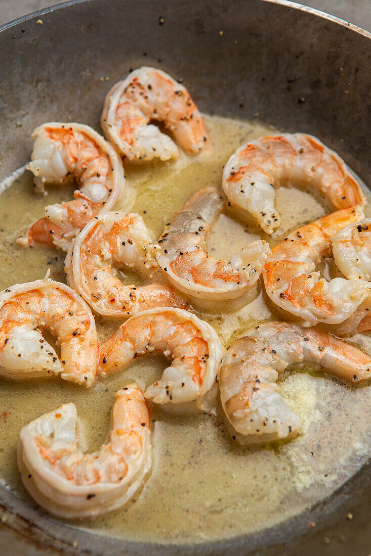 Sauté prawns in lemon butter