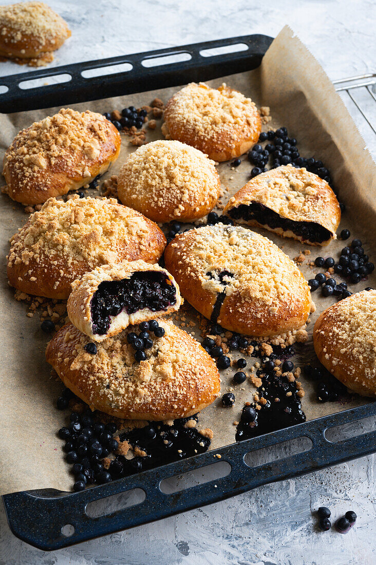 Hefebrötchen mit Blaubeerfüllung