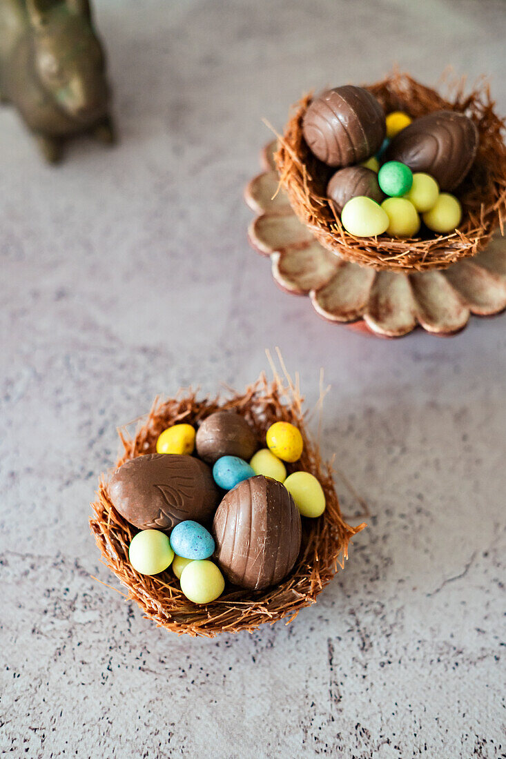 Osternest aus Fadennudeln und geschmolzener Schokolade gefüllt mit Ostereiern