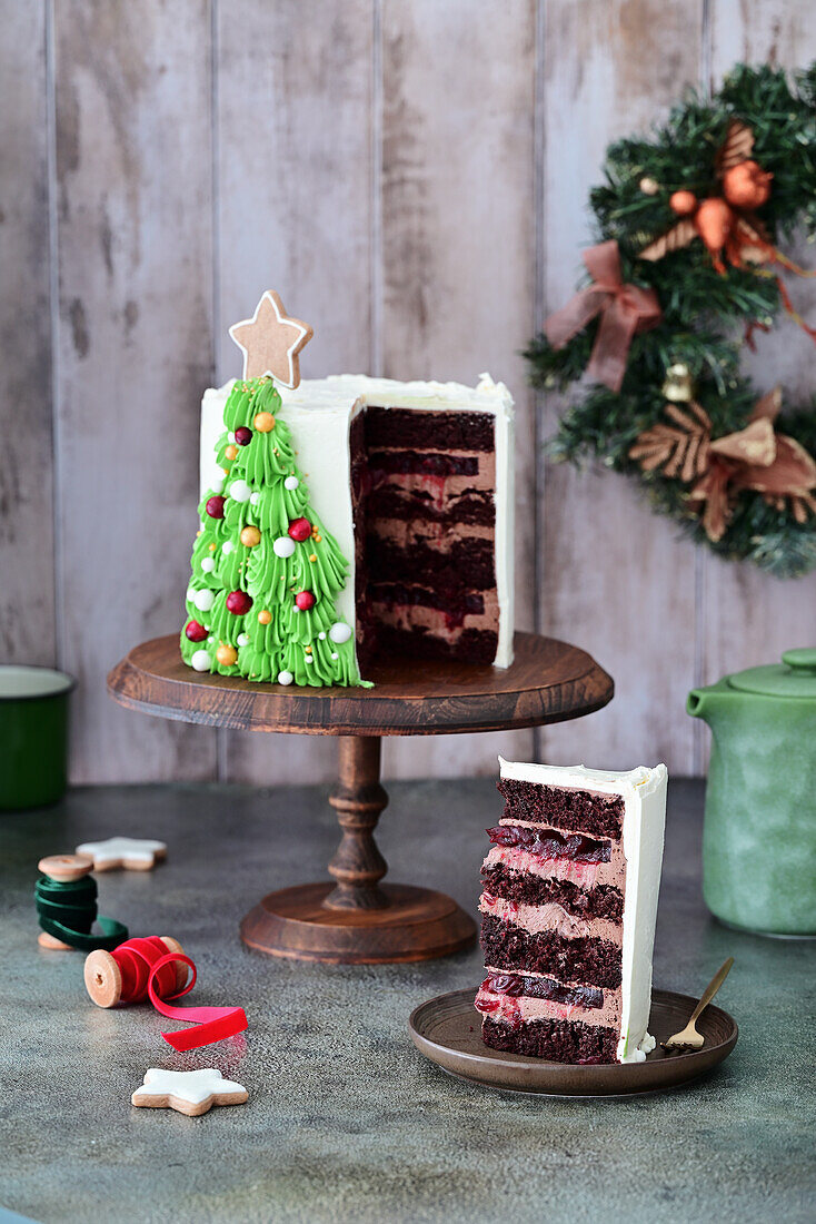 Weihnachtliche Kirsch-Schokoladen-Torte mit Buttercreme