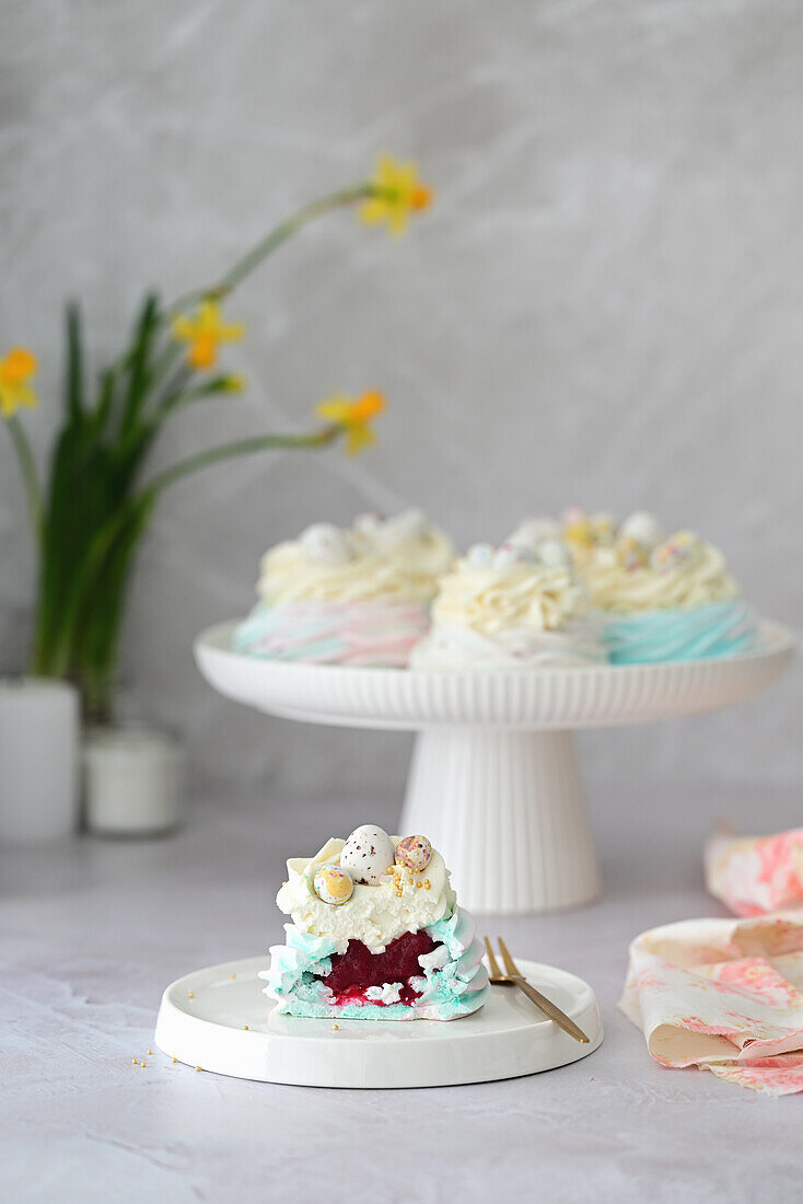 Oster-Mini-Pavlovas mit Beerenfüllung und Vanille-Frischkäse