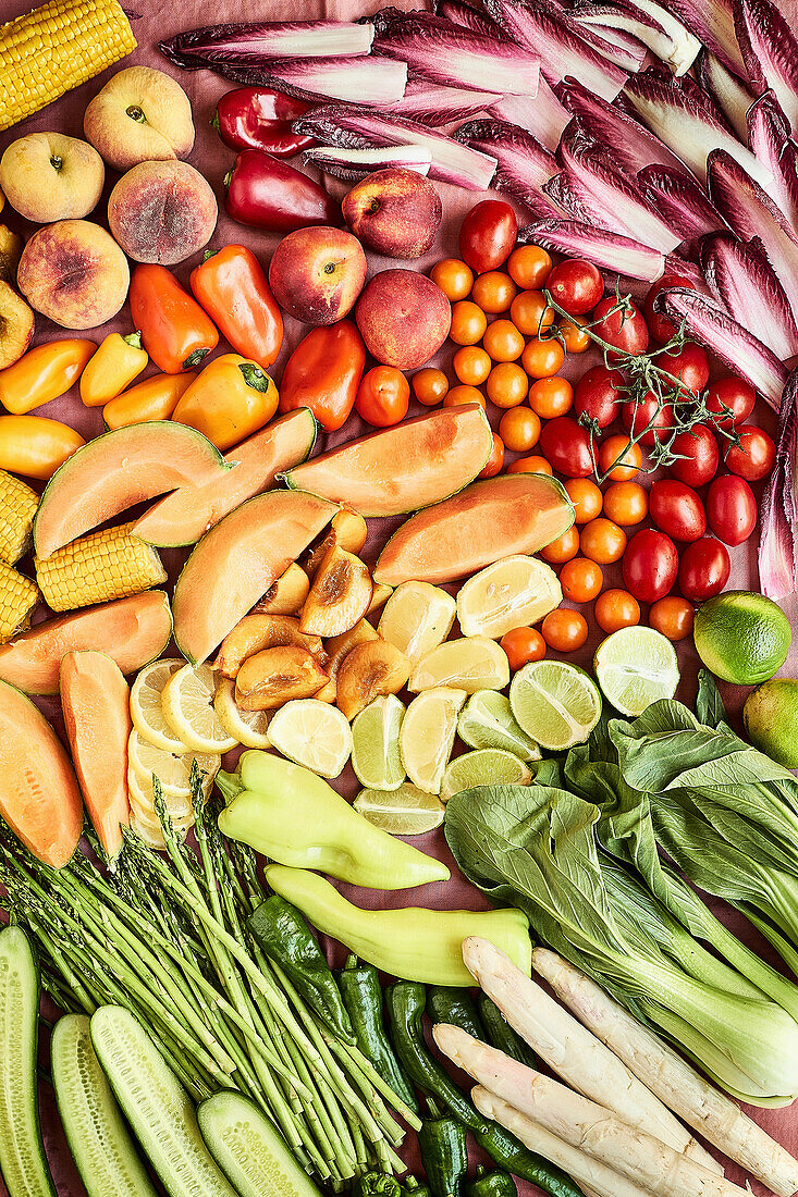 Buntes Obst und Gemüse in Regenbogenfarben, bildfüllend
