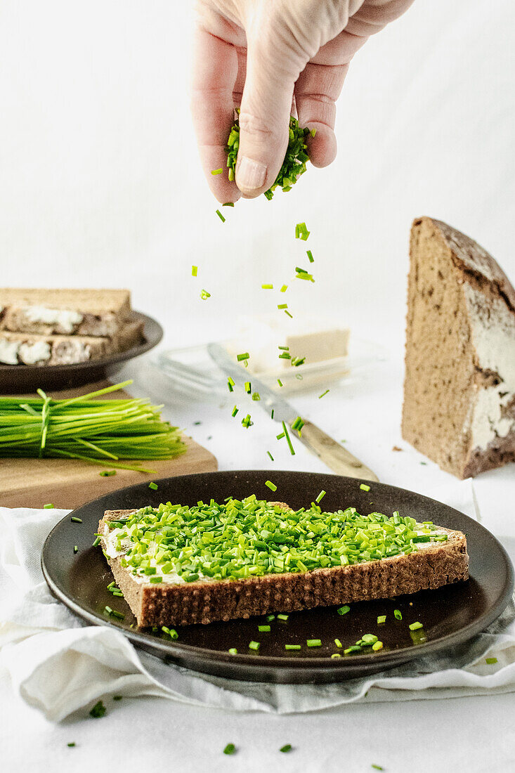 Buttered bread with fresh chives