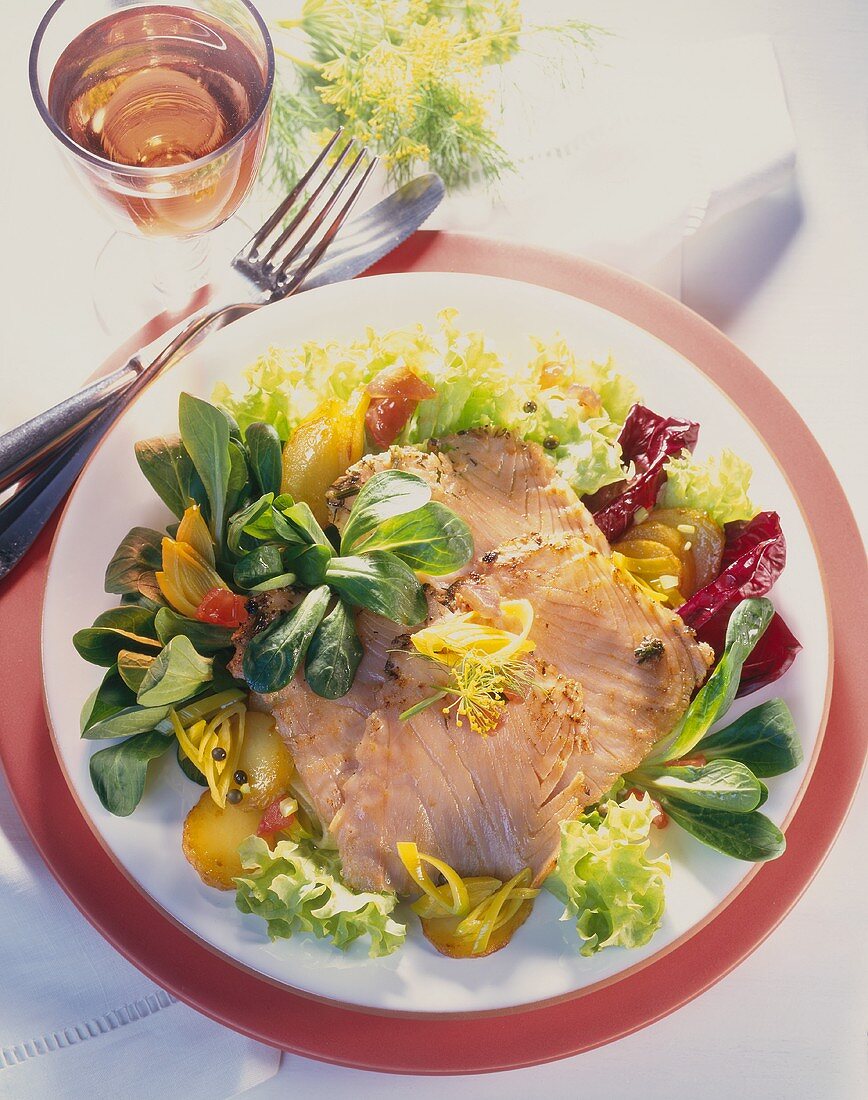 Geräucherter Lachs mit Salat auf Teller