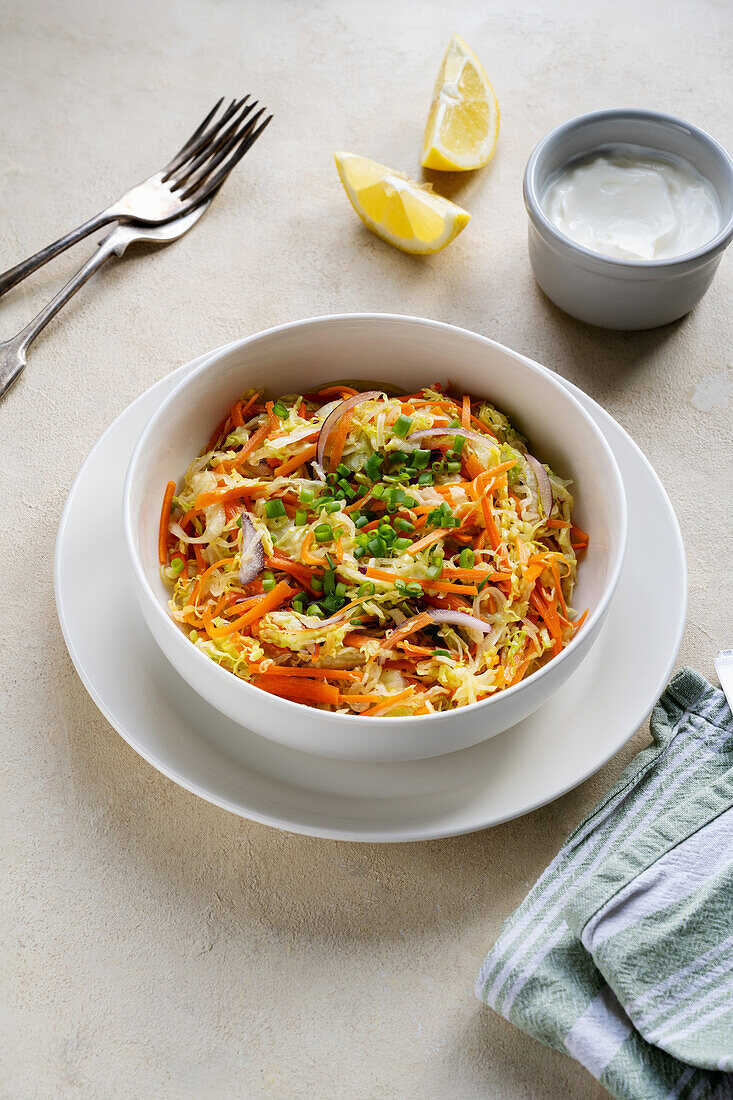 Frischer Gemüsesalat mit Möhren und Zitrone