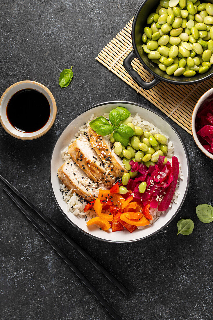 Hähnchen-Paprika-Poke-Bowl mit Edamame und eingelegtem Rotkohl