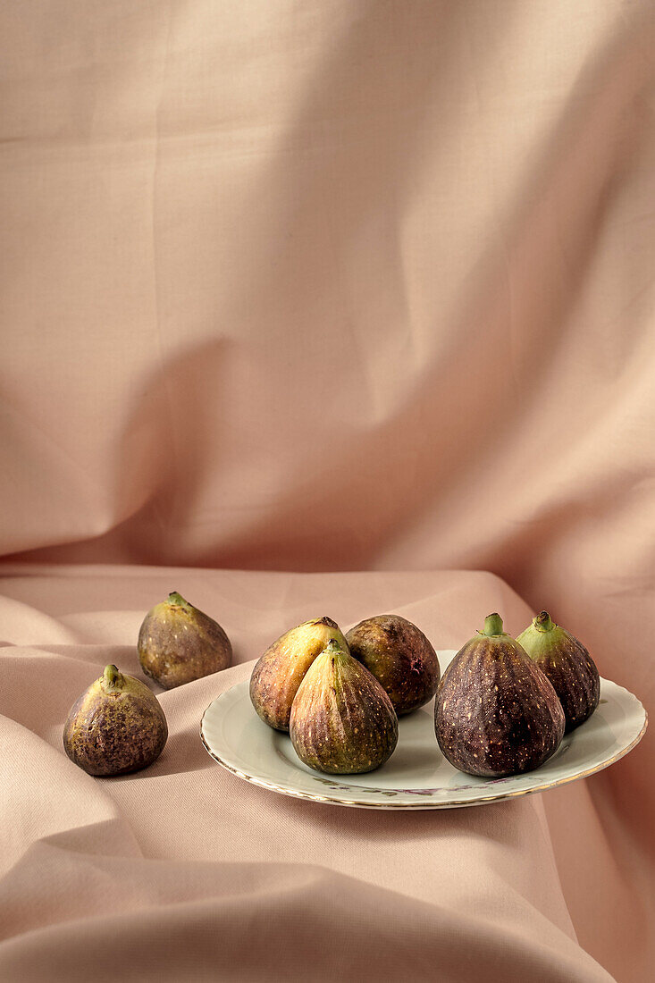 Whole figs on a plate