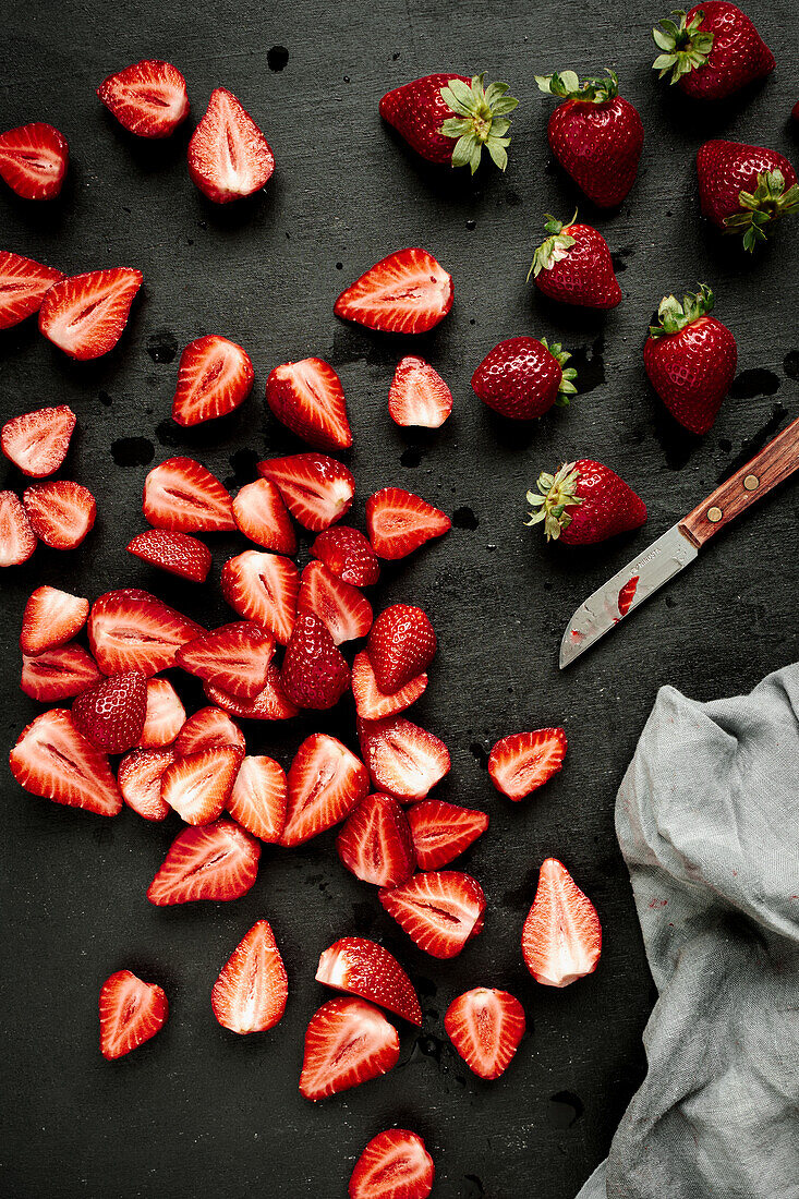 Frisch gewaschene ganze und halbierte Erdbeeren