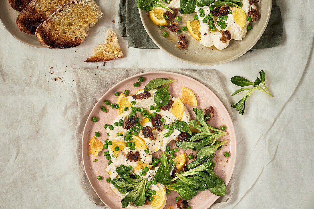 Feldsalat mit Erbsen, Ricotta, karamellisierten Datteln und Zitrone