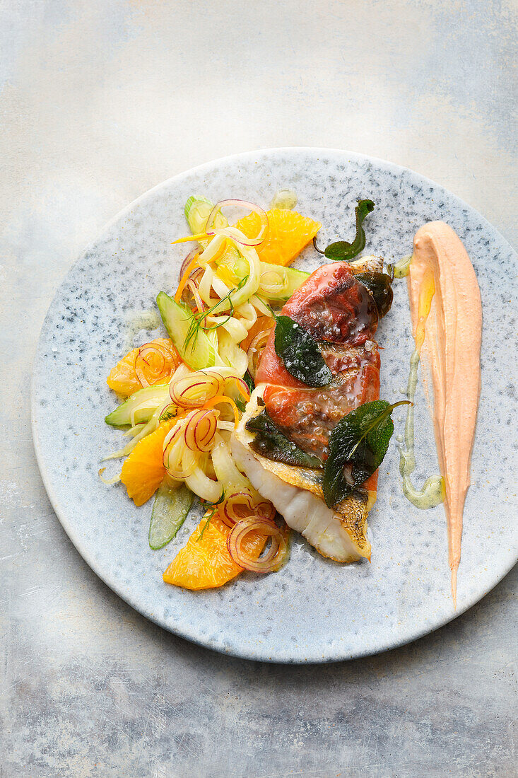 Zander-Saltimbocca mit Orangen-Fenchel-Salat und Harissa-Joghurt