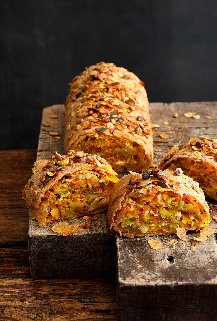 Vollkorn-Strudel mit Spitzkohl-Kürbis-Füllung