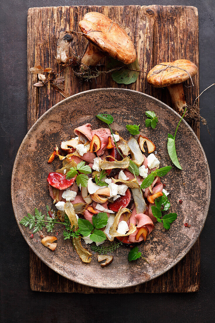 Kalter Braten vom Wilschweinrücken mit Ziegenkäse, Feige, Waldpilzen und Artischockenböden