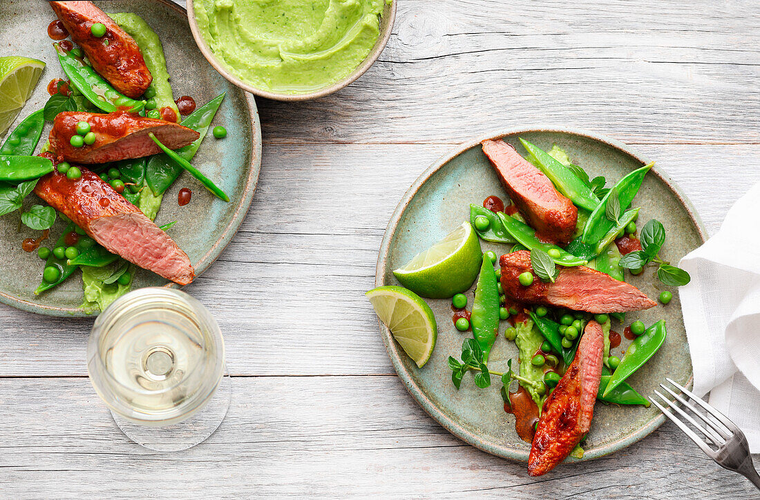 Lammfilets auf Erbsen-Minze-Guacamole und Zuckerschoten-Salat