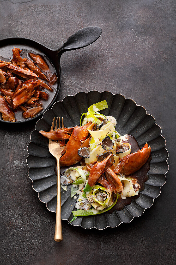 Ragout von geschmorten Entenkeulen mit Trüffel-Lauch-Pappardelle