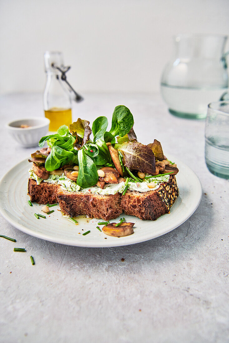 Sauerteig-Dinkelbrot mit Feldsalat, Ziegenkäse und Pesto