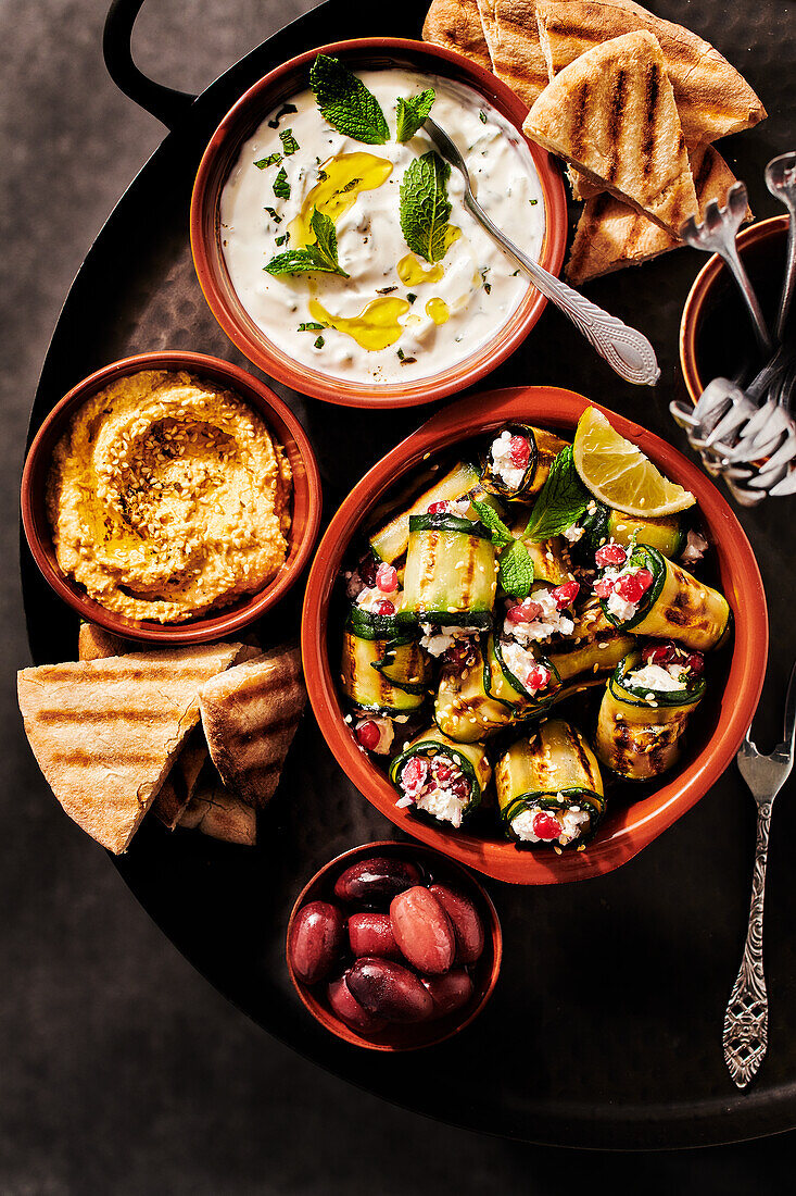 Gegrillte Zucchinirollen mit Hummus und Ziegenkäsecreme