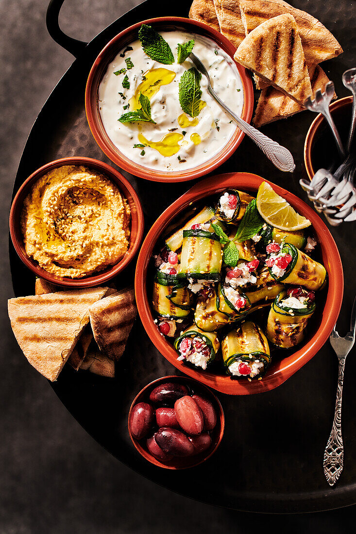 Grilled courgette rolls with hummus and goat's cheese cream