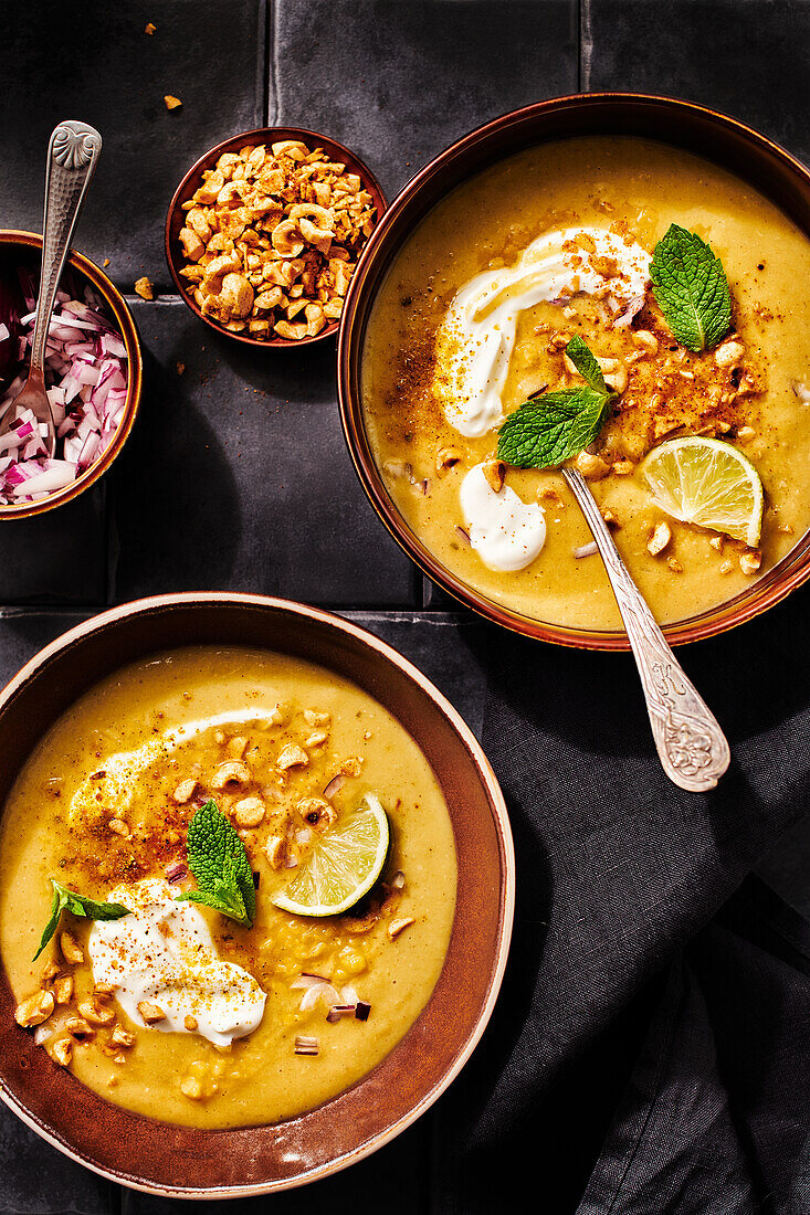 Gelbe Linsensuppe mit Dukkah, Crème fraîche und Limette