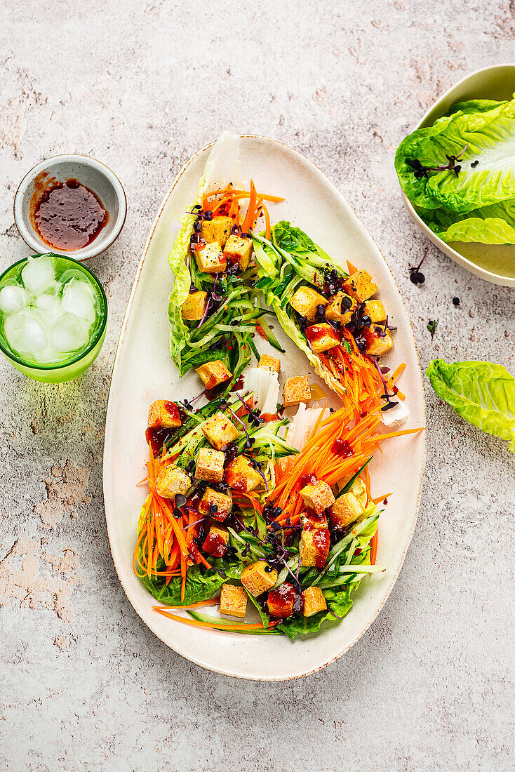 Lettuce wraps with tofu and vegetables