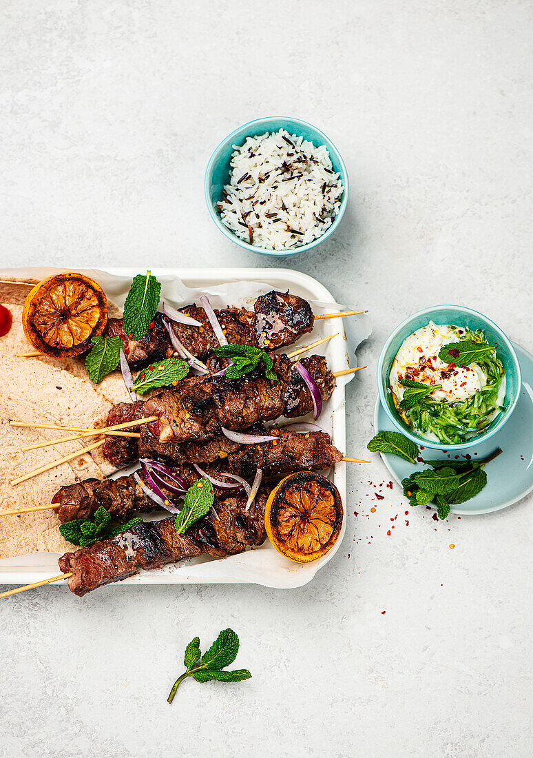 Souvlaki-Spieße mit Tzatziki und Reis